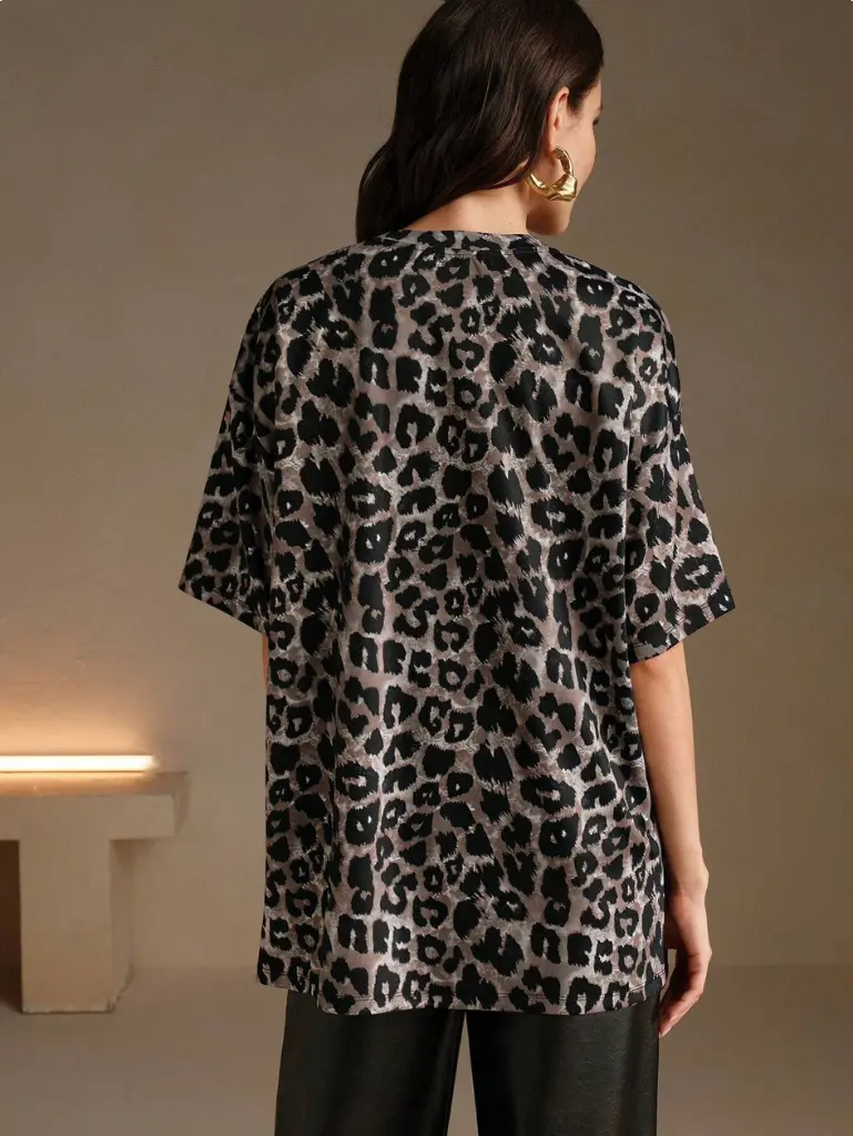 Screenshot 2025-06-01 at 12-32-50 Anewsta Camiseta holgada de mujer de cuello redondo con decoración de remaches con estampado de leopardo moderno camisetas con estampado de guepardo para mujeres SHEIN.webp