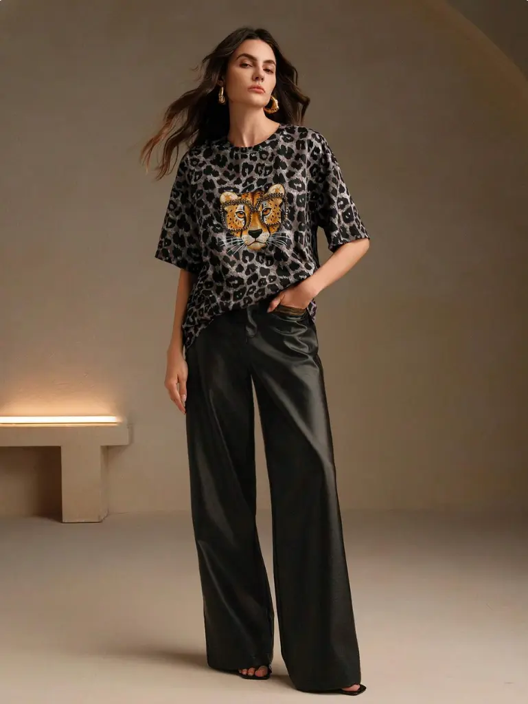 Screenshot 2025-06-01 at 12-32-57 Anewsta Camiseta holgada de mujer de cuello redondo con decoración de remaches con estampado de leopardo moderno camisetas con estampado de guepardo para mujeres SHEIN.webp