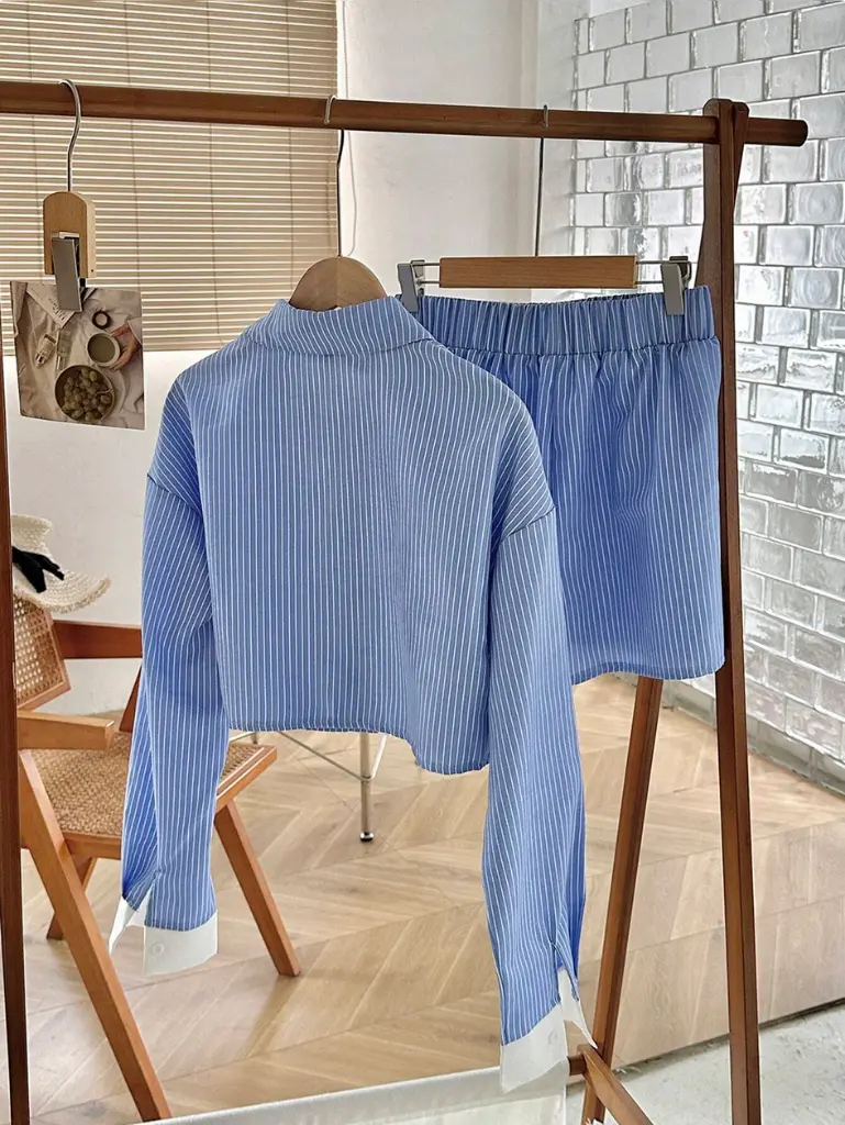 Screenshot 2025-06-01 at 12-53-59 Flirla Conjunto de camisa y pantalones cortos de mujer a rayas azul y blanca primavera_verano SHEIN.webp