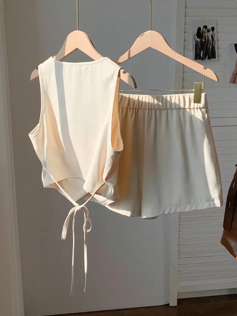 Screenshot 2025-06-01 at 12-10-30 Comfortcana Conjunto de 2 piezas para mujer con chaleco de un solo abroche de color albaricoque y shorts SHEIN.webp