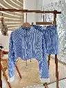 Conjunto de camisa y pantalones cortos de mujer a rayas azul y blanca