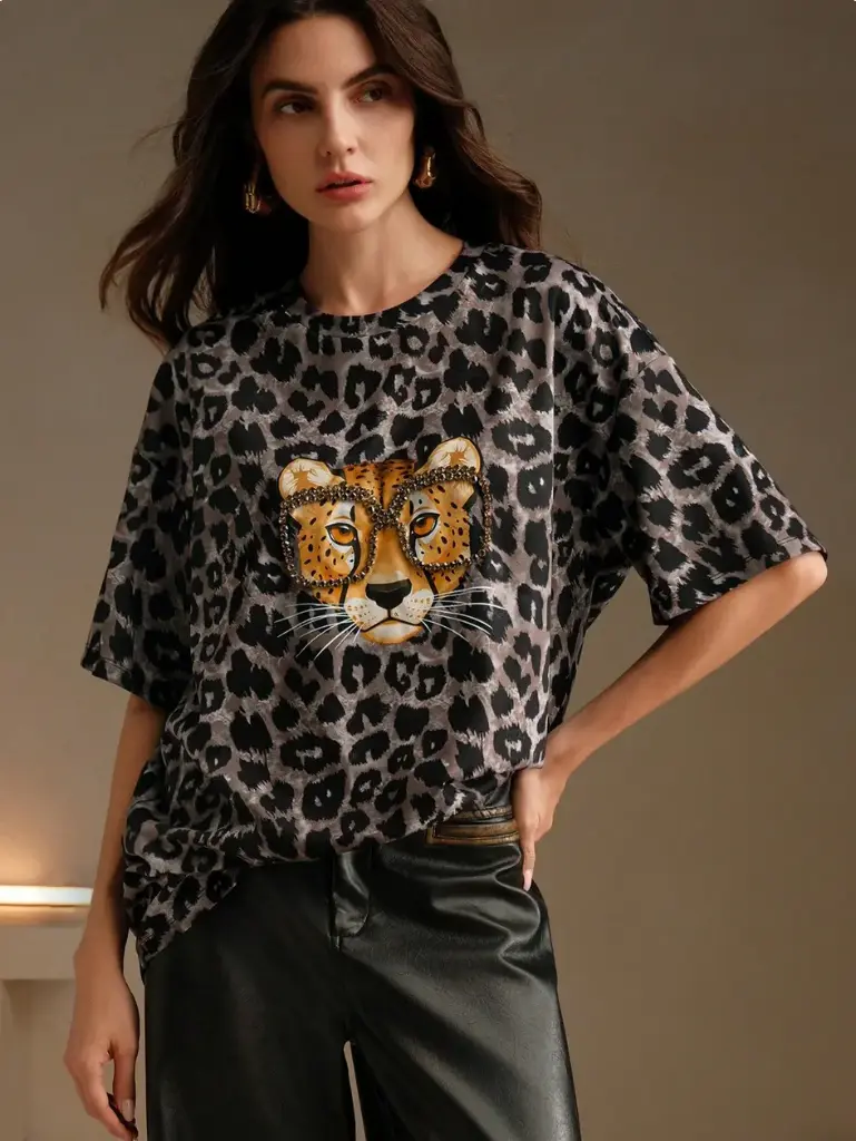 Camiseta cuello redondo con decoración de remaches con estampado de leopardo