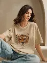 Camiseta manga corta, holgada, de cuello redondo, con diseño de cabeza de leopardo