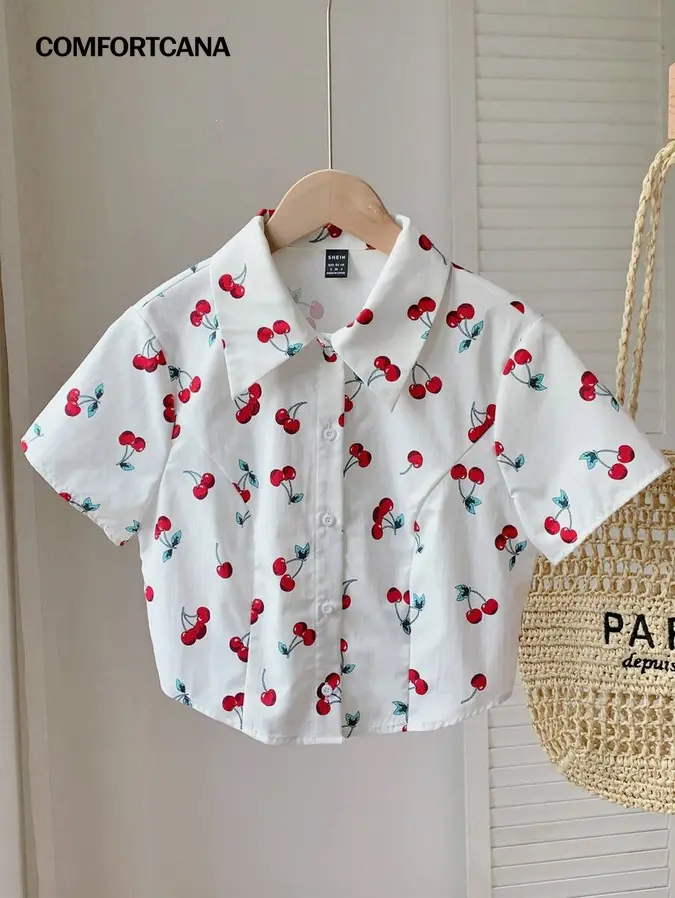 Top corto informal de verano con estampado de cerezas