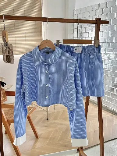 Conjunto de camisa y pantalones cortos de mujer a rayas azul y blanca